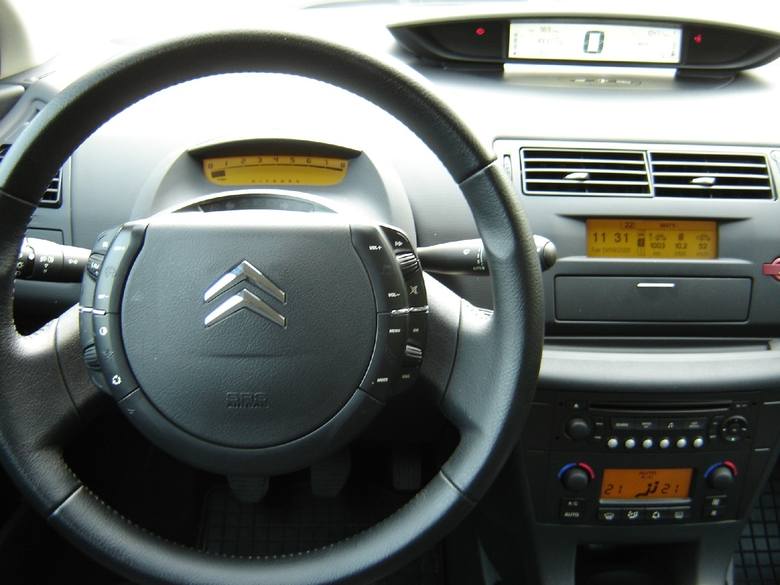 Citroen C4 zadebiutował podczas salonu samochodowego w Paryżu w 2004 r. Zastąpił sprawdzoną, ale wysłużoną Xsarę. Auto przypominające nieco stylistyką