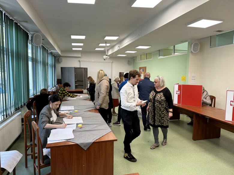 Głosowanie w lokalu wyborczym przy ul. Ludwika Zamenhofa 1 w Zielonej Górze