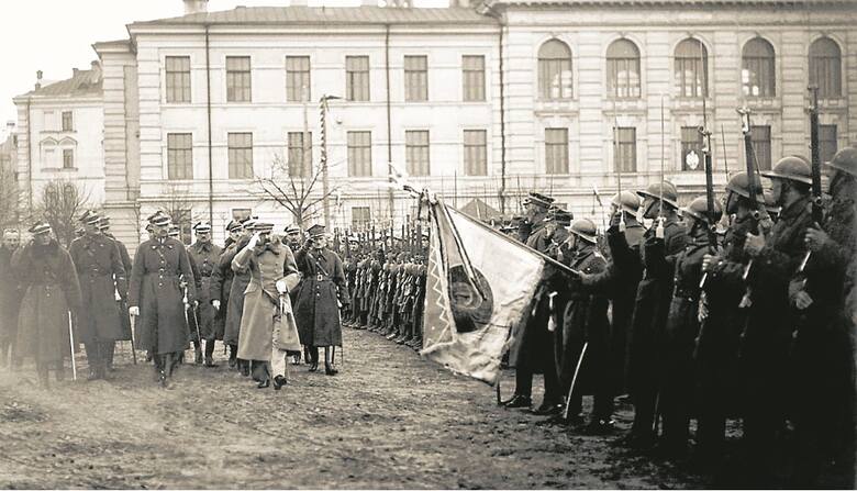 Józef Piłsudski dokonuje przeglądu polskich oddziałów po zdobyciu Wilna