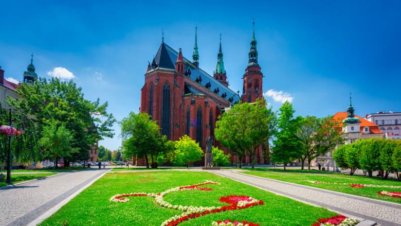 Katedra w Legnicy w słoneczny wiosenny dzień
