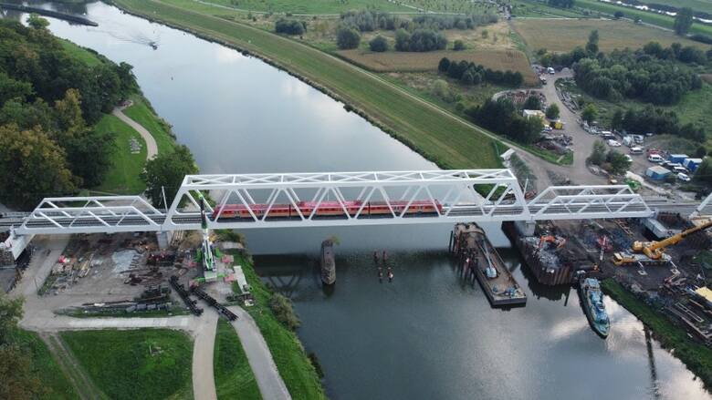 Rok 2003. Budowa nowego mostu kolejowego przez Odrę w Opolu.