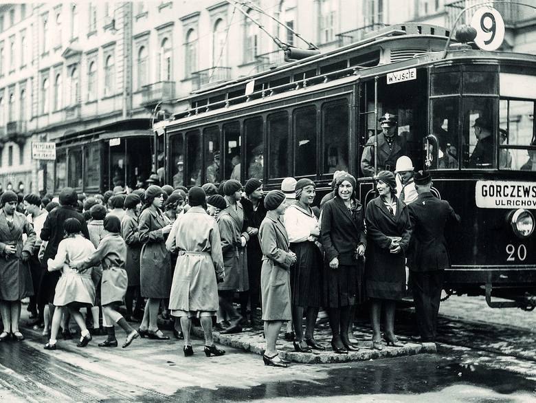 Początek roku szkolnego. Uczennice na przystanku tramwajowym, Warszawa, 1931 rok