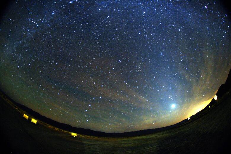 Na zdjęciu widać tzw. spadające gwiazdy, czyli spalające się w atmosferze Ziemi meteory z roju Orionidów. Zdjęcie na licencji CC BY-SA 3.0.