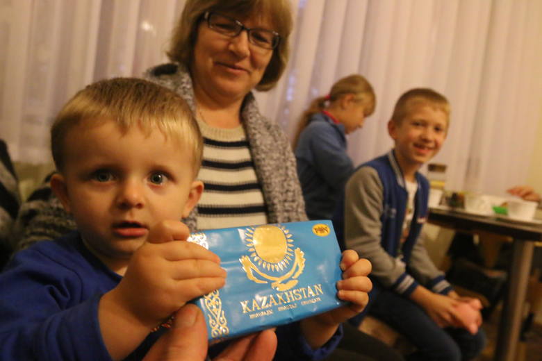 Ludmiła Bujalska z wnukiem Arturem i kazachstańską czekoladą w „pałacowym” mieszkaniu.