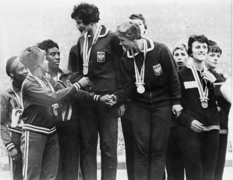 IO w Tokio. Złoty medal w sztafecie kobiet 4 x 100 metrów dla Polski. Na pierwszym planie Irena Szewińska.