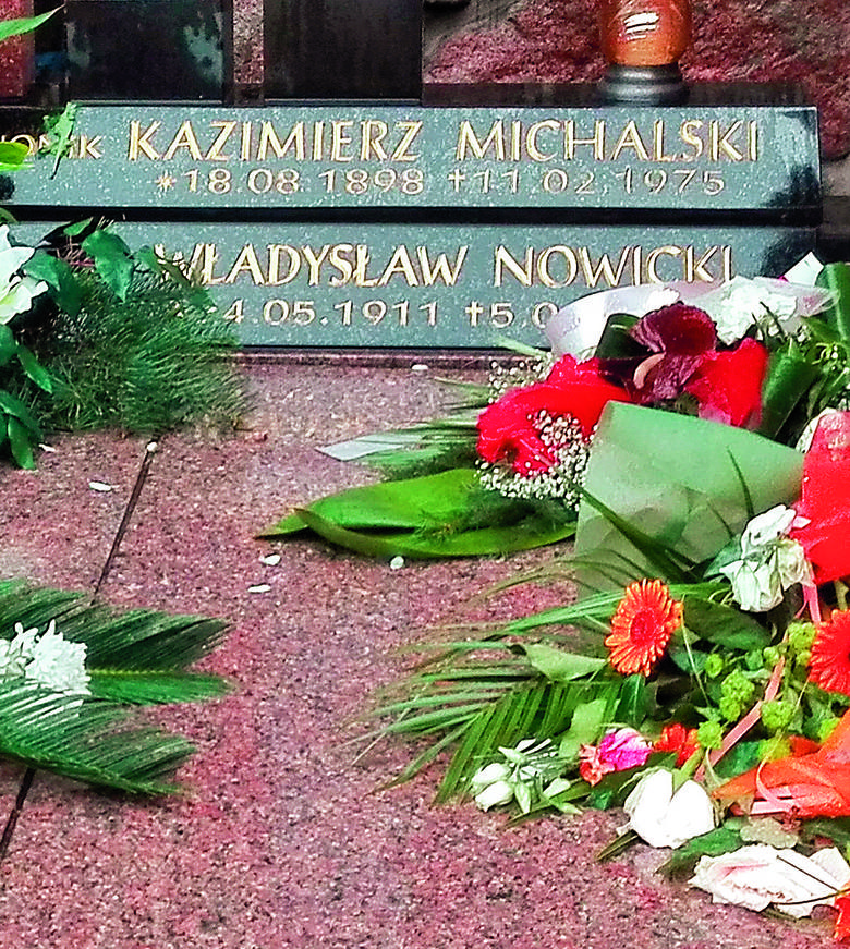 Na grobie Kazimierza Michalskiego kwiaty składane są m.in. przy okazji Dnia Pionierów Zielonej Góry...