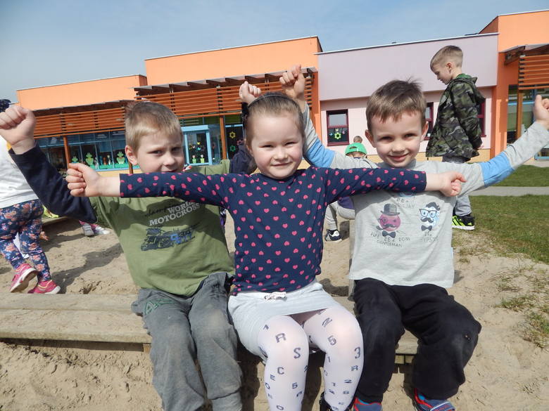 Aleksander, Laura i Kuba z przedszkola przy ul. Maczka zwolnią po wakacjach miejsce dla 3-latków.