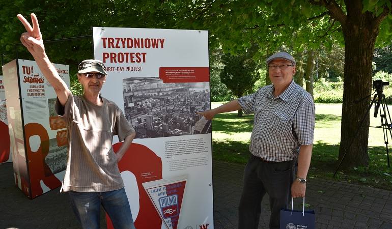 Duszniki Zdrój. Od lewej: Stanisław Wesołowski (uczestnik protestu) i Jan Zawadzki (wskazuje na zdjęciu swoje miejsce pracy).