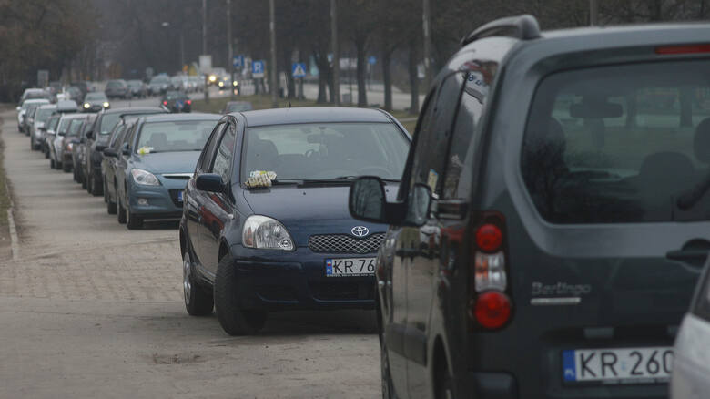 Strefa parkowania rozszerzyła się 1 marca. Ulice w niej opustoszały, ale auta zastawiły chodniki poza strefą Fot: Joanna Urbaniec