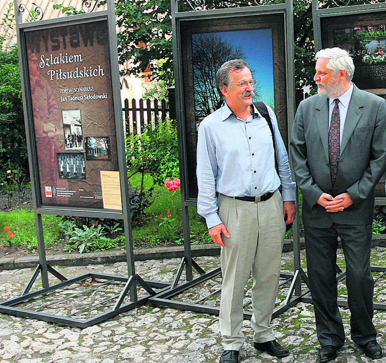 Dr Jan Skłodowski (z lewej) i Krzysztof Jaraczewski, wnuk marszałka Józefa Piłsudskiego, przy wystawie „Szlakiem Piłsudskich” przed dworkiem w Krzemieńcu. 