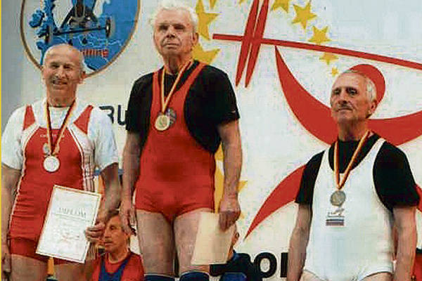 Feliks Bińkowski  (od lewej) ze zdobytym  w Niemczech srebrnym medalem Mistrzostw Europy Weteranów.     