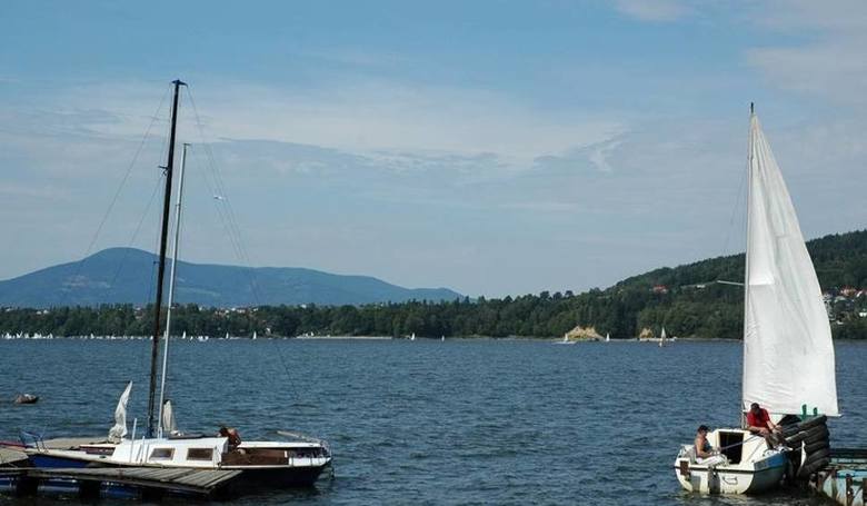 Jezioro Żywieckie to idealne miejsce to uprawiania sportów wodnych. Można na przykład skorzystać z oferty Klubu Żeglarskiego Halny w Zarzeczu. Klub posiada 20 żaglówek typu ,,Omega", dwie otwarto pokładowe, dwumasztowe szalupy, dwa jachty kabinowe typu "Ursa" i "Sasanka", kilka łodzi wiosłowych,...