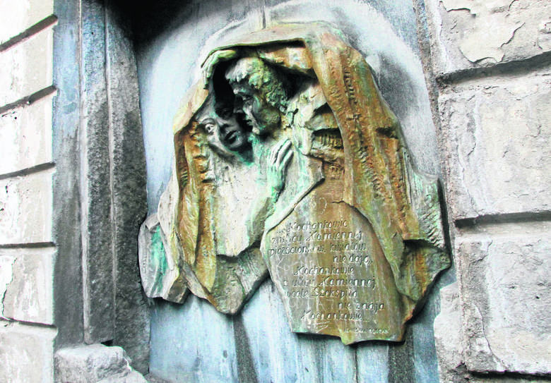 Na ul. Włókienniczej w Łodzi, czyli dawnej ul. Kamiennej, jest plaśkorzeźba, będąca jednocześnie fontanną, która przedstawia kochanków opisanych przez