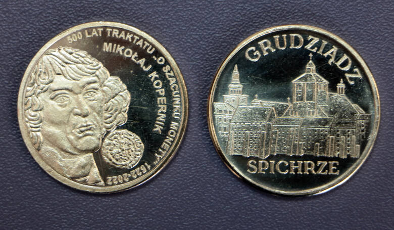Z okazji 500. rocznicy wygłoszenia przez Mikołaja Kopernika traktatu "O szacunku monety" przygotowano mosiężny żeton kosztujący kilkanaście