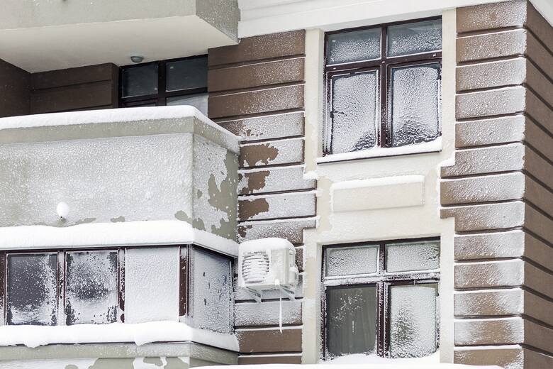 Sprawdź, jak myć okna zimą, żeby ich nie zniszczyć. Świąteczne porządki zacznij od wypucowania okien!