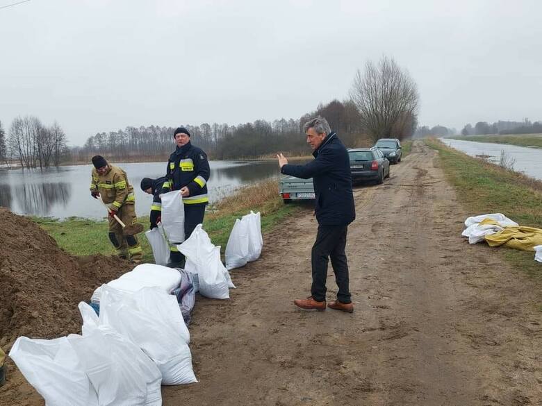 Sytuacja w gminie Krzeszyce jest tragiczna. Woda zalewa pola, wały są w złym stanie.