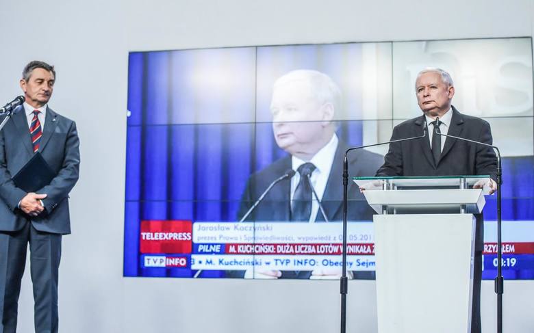 Oprócz Kuchcińskiego na briefingu pojawił się też Jarosław Kaczyński, który podkreślił, że marszałek nie złamał prawa ani istniejących w tej dziedzinie obyczajów.