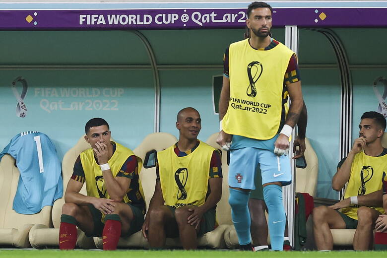 Cristiano Ronaldo (pierwszy z lewej) obserwuje nieswój mecz ze Szwajcarią z ławki rezerwowych