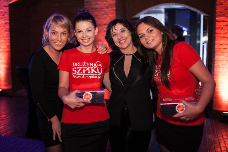 Gwiazdy, jak Hanna Śleszyńska, aktywnie wspierają „Drużynę Szpiku” na czele z Dorotą Raczkiewicz, dla której podopiecznych zbierano fundusze w trakcie klubowych spotkań