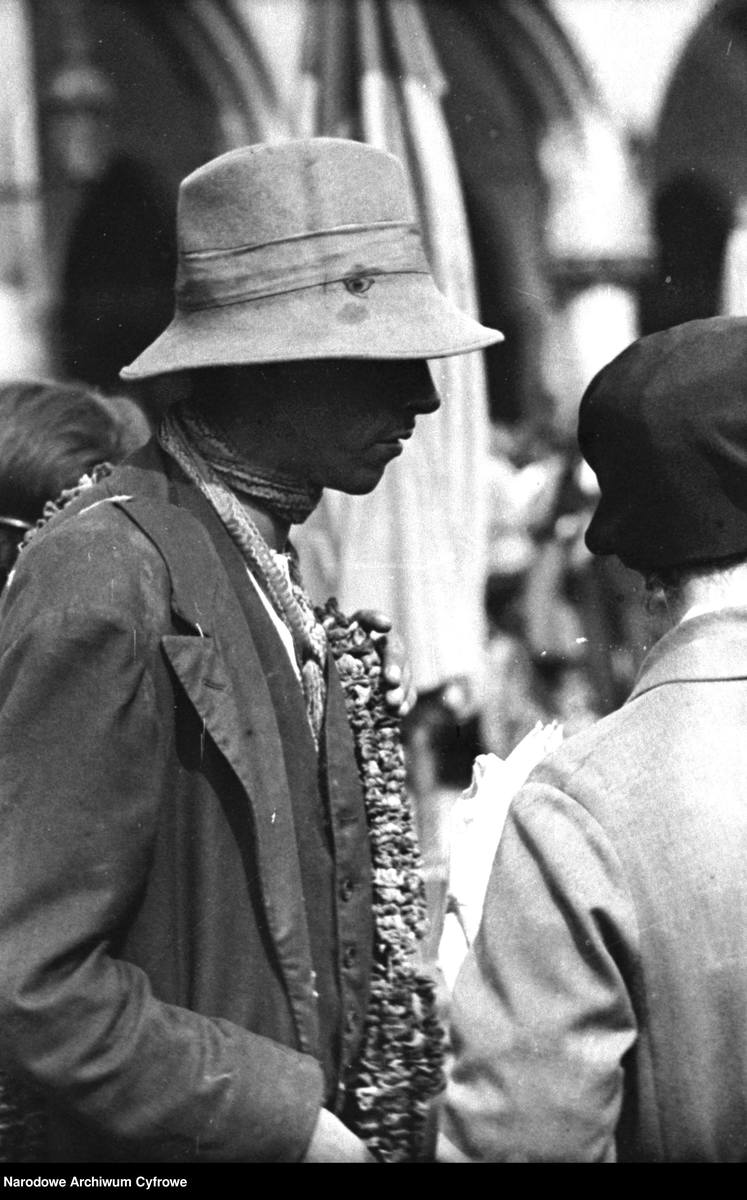 <strong>1931</strong><br /> <br /> Handel uliczny w Krakowie. Na zdjęciu mężczyzna sprzedający suszone grzyby.<br />  <br />  