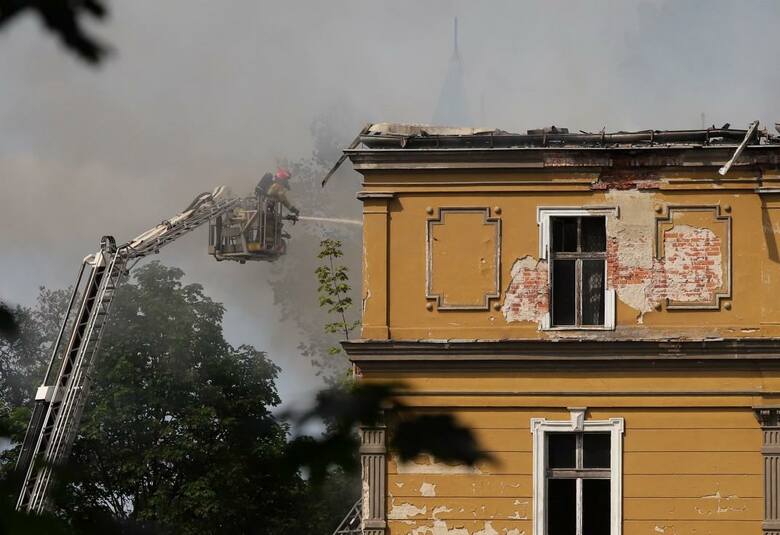 Ogień gasi 13 zastępów straży. Spłonęła już ok. 1/5 całego dachu budynku.