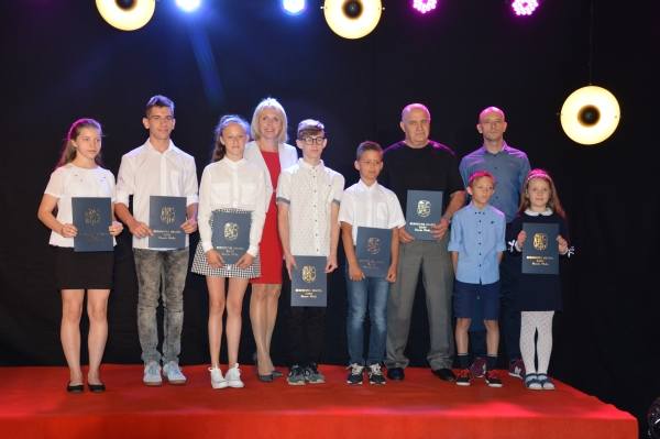 Najlepsi żarscy sportowcy nagrodzeni przez burmistrz Danutę Madej.