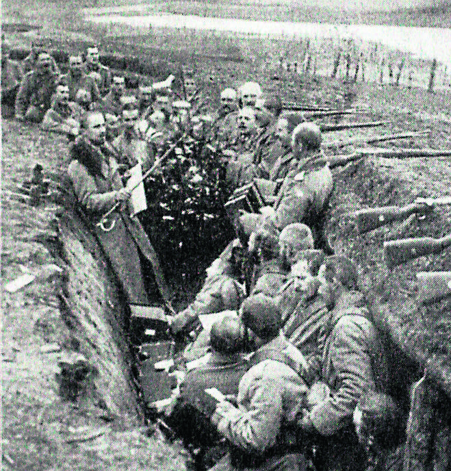 Żołnierze w okopach wokół Łodzi