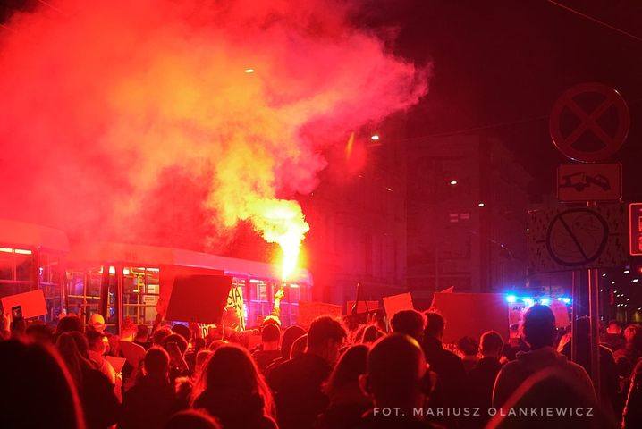 Ataki narodowców na demonstrację we Wrocławiu. „Kopali w głowy, pryskali gazem