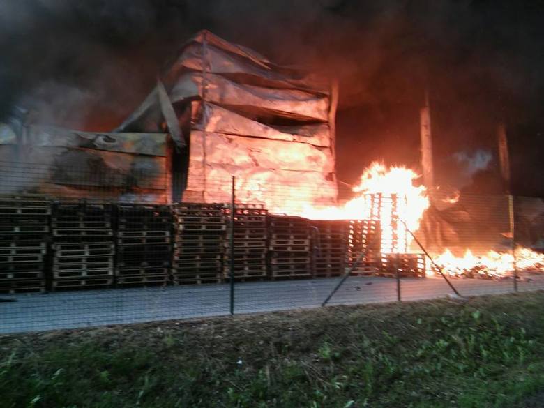 Pożarem objęta została cała hala produkcyjna oraz budynek biurowy