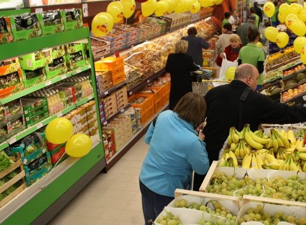 Niektórzy klienci dużych sklepów już podczas zakupów jedzą np. owoce, pieczywo lub słodycze. 
