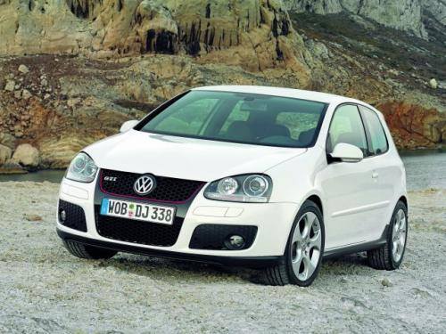(Fot. VW) – W zwykłym aucie niezwykle mocny silnik - VW Golf GTI - też ma wielu zwolenników.