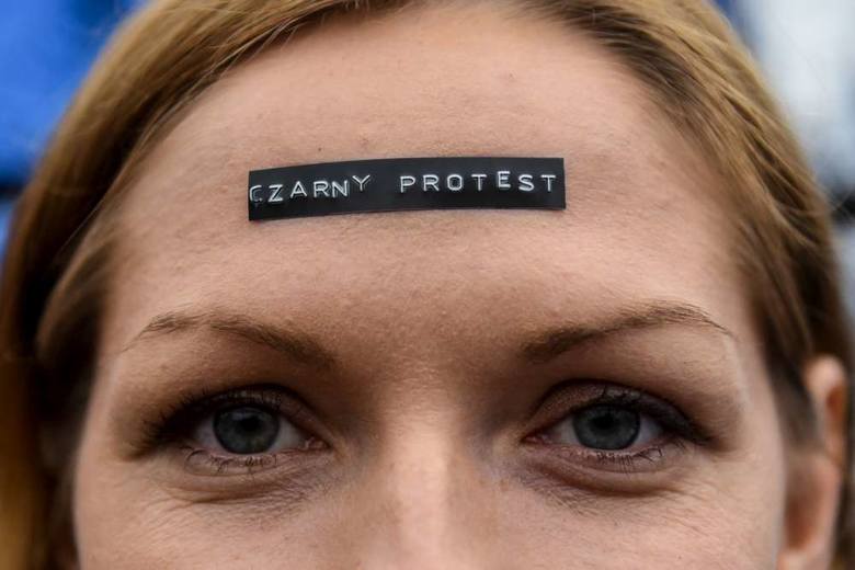Czarny protest w Poznaniu. Kobiecy strajk na placu Mickiewicza 