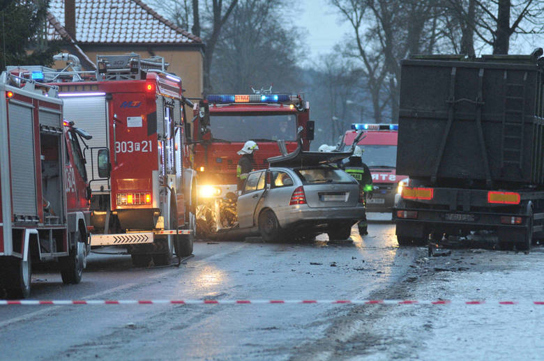 Do tragicznego wypadku doszło we wtorek, 3 stycznia, na drodze wojewódzkiej ne 132. Nie żyje pasażer mercedesa.
