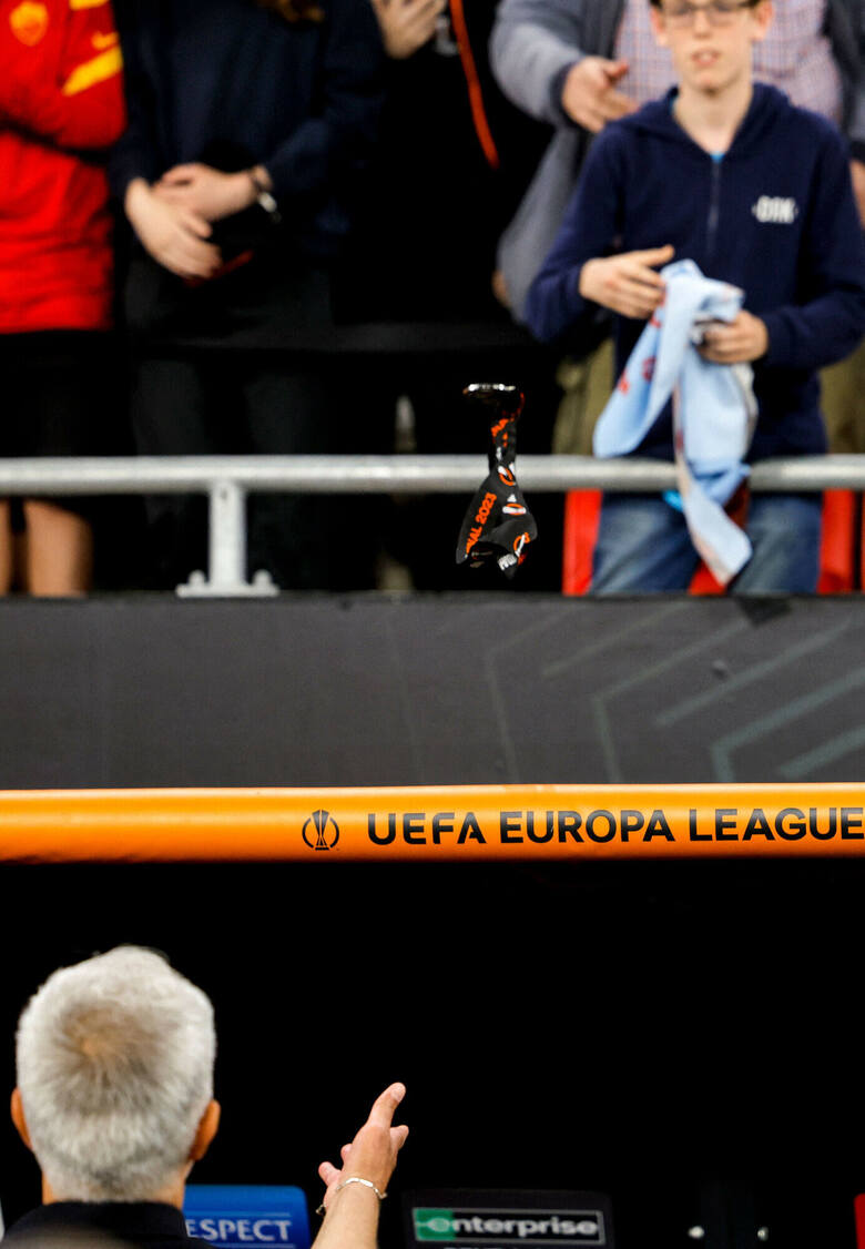 Szkoleniowiec „Giallorossich”, Jose Mourinho rzucił medal finalisty Ligi Europy kibicowi Romy
