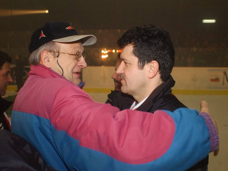 Wielką pasją Andrzeja Stanowskiego był hokej - na zdjęciu z trenerem Comarch Cracovii Rudolfem Rohaczkiem