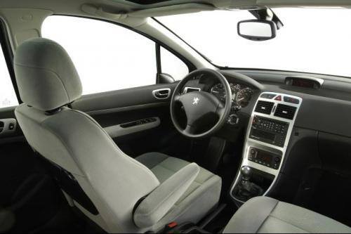 Fot. Peugeot: Deska rozdzielcza i elementy wystroju wnętrza są identyczne jak w wersji hathback.