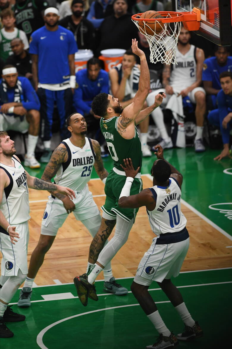 Mały napastnik Boston Celtics Jayson Tatum zdobywający 2 punkty po ataku na kosz Dallas Mavericks
