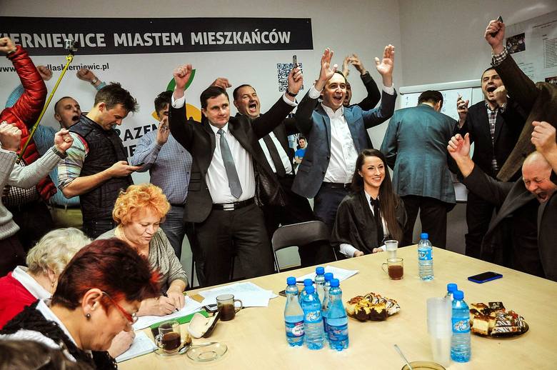 Entuzjazm w sztabie wyborczym Krzysztofa Jażdżyka [ZDJĘCIA]