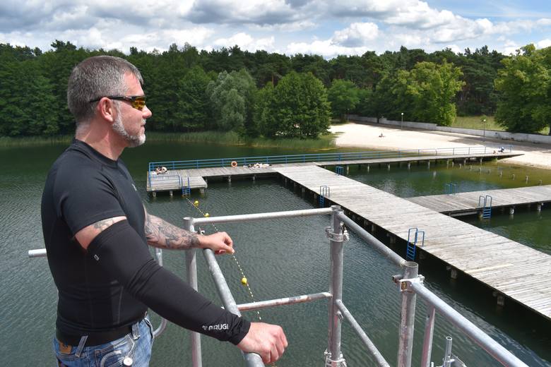 Dyrektor OSiR, Tomasz Struk cieszy się z nowej inwestycji na kąpielisku w Łochowicach.