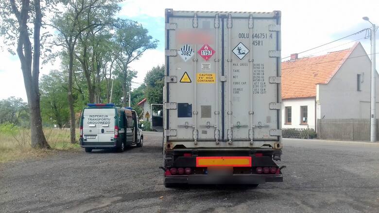 W gminie Kostrzyn inspektorzy Sekcji Wielkopolskiej BKOE zatrzymali do kontroli ciężarówkę, przewożącą materiały niebezpieczne ADR. Kierowca i przewoźnik
