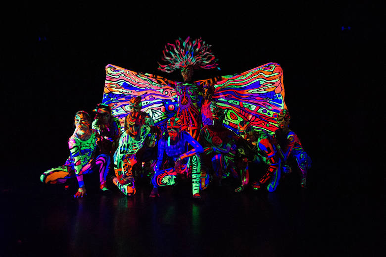 Zdjęcie pochodzi ze spektaklu „Fluo” w reż. i choreogr. Mariana Folgi, Moniki Adamczyk i Anna Banasik . Połączenie tańca z bodypaintingiem. Ciała i kostiumy tancerzy świecą w ciemności. 