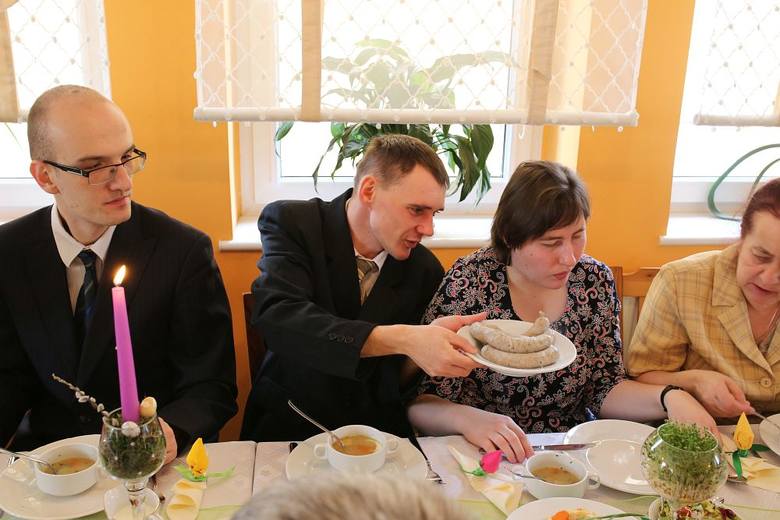 Już po raz dwunasty uczestnicy Środowiskowego Domu Samopomocy spotkali się na wspólnym śniadaniu wielkanocnym. To już tradycja, że święta w ŚDS obchodzone są uroczyście.