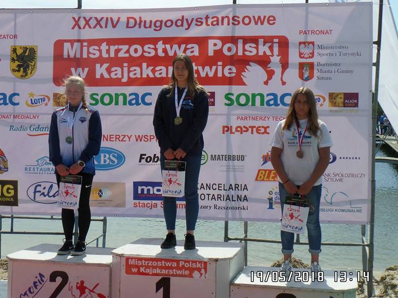 W konkurencji kajakowych jedynek w kategorii Juniorek Młodszych Magdalena Szczęsna (pierwsza z prawej) stanęła na trzecim stopniu podium.