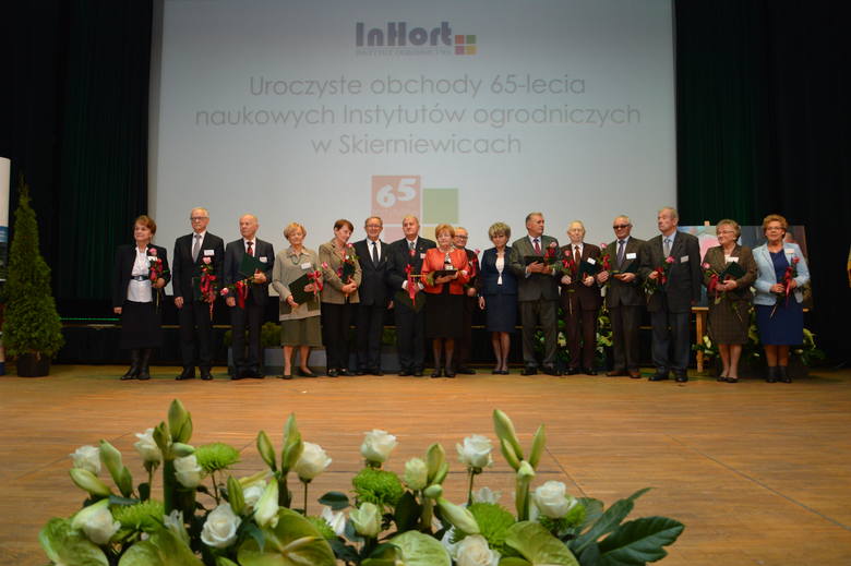 Obchody 65-lecia istnienia instytutów ogrodniczych świętowano w listopadzie na scenie kinoteatru Polonez