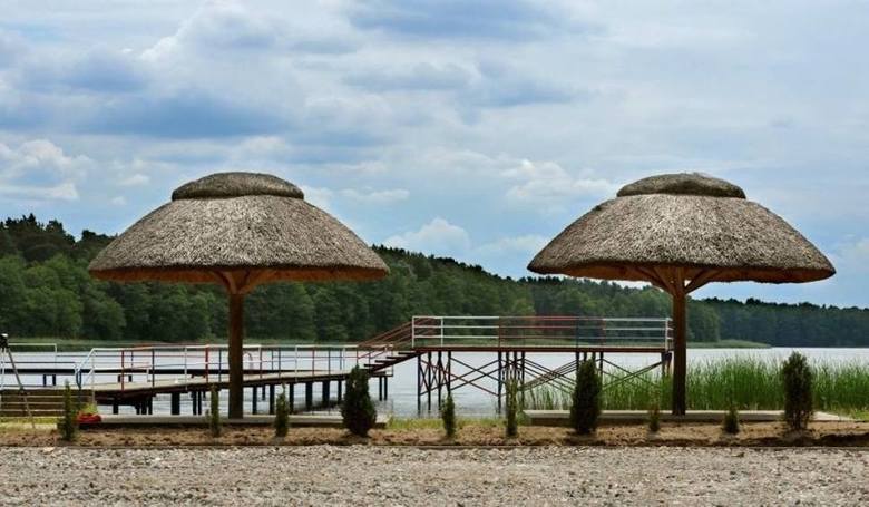 Jezioro Borek to urocze miejsce, a w okolicy są ciekawe miejsca do zobaczenia.