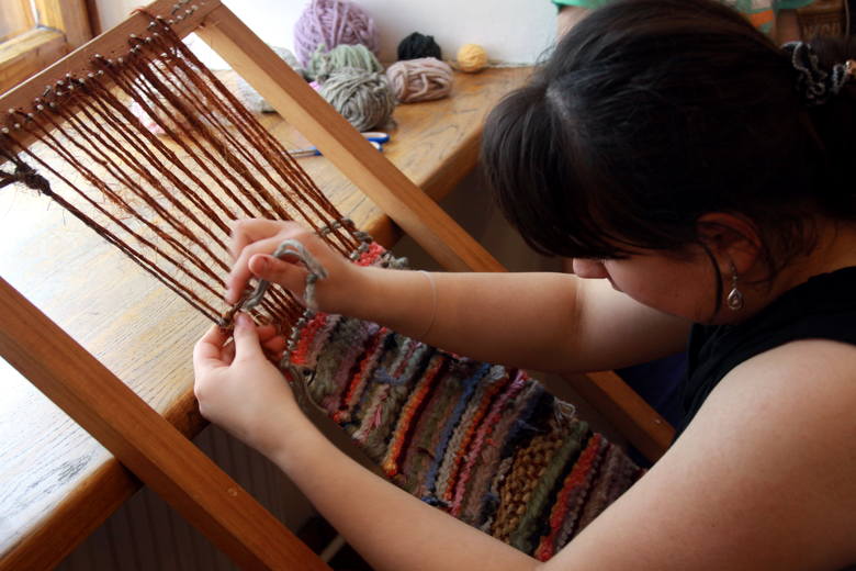 Od 2011 roku Paulina zajmuje się tkactwem. Dotykiem dobiera nici, a o kolory pyta i zapamiętuje ich położenie