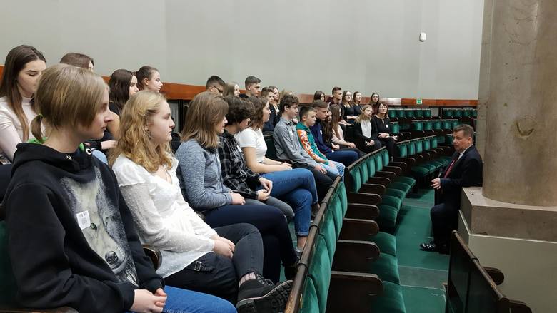 Uczniowie ZSP nr 4 w Łowiczu zwiedzali Parlament RP i siedzibę TVP [ZDJĘCIA]