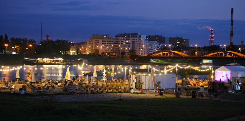  „Stara Odra” przy moście Trzebnickim jest przyjemnym miejscem. Bar organizuje zajęcia sportowe, kulturalne i animacje dla dzieci