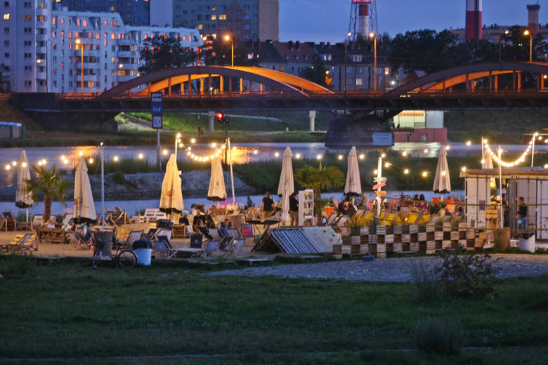 „Stara Odra” przy moście Trzebnickim jest przyjemnym miejscem. Bar organizuje zajęcia sportowe, kulturalne i animacje dla dzieci