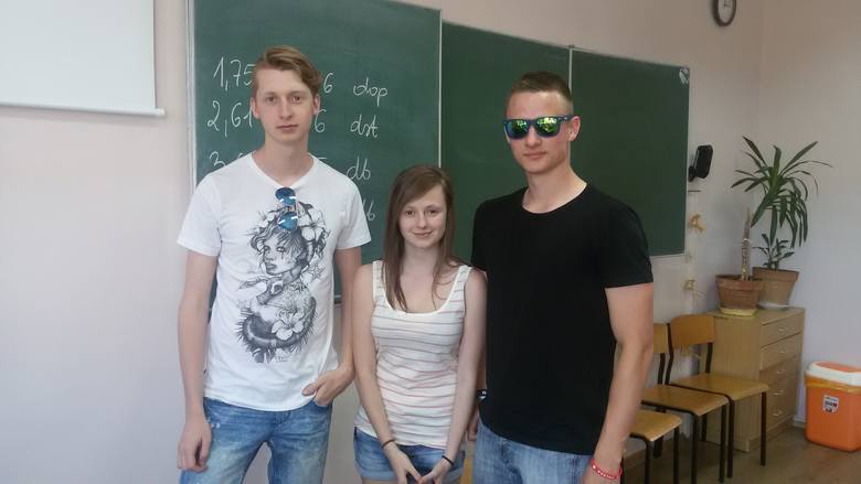 Łukasz Kozyra, Dominik Katan i Daria Dziurawiec, uczniowie klasy II technikum logistycznego w ZST-H.
